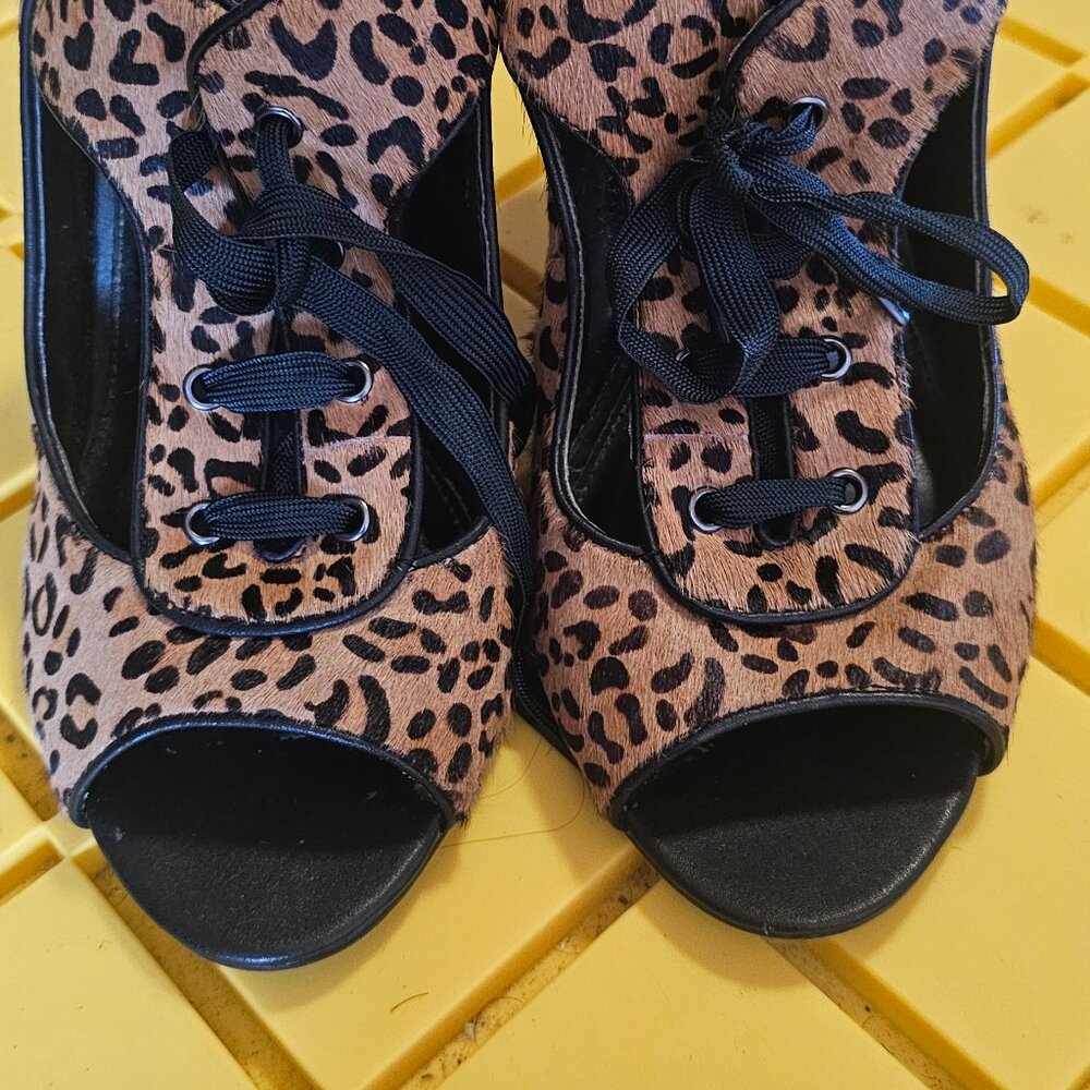 Gorgeous Leopard print sandal!